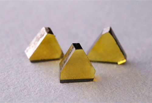 Пластины из монокристаллических алмазов HPHT